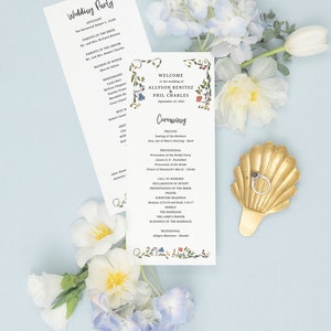 Może przedstawiać: Program ceremonii ślubnej z kwiatową ramką. Program zawiera listę urzędnika, rodziców panny młodej i pana młodego, świadkowej, druhen, świadków, drużby i kolejność ceremonii. Ceremonia obejmuje preludium, procesję, wezwanie do modlitwy, deklarację intencji, przedstawienie panny młodej, modlitwę, czytania biblijne, homilię, ślub, modlitwę Pańską, błogosławieństwo małżeństwa i procesję wyjściową.