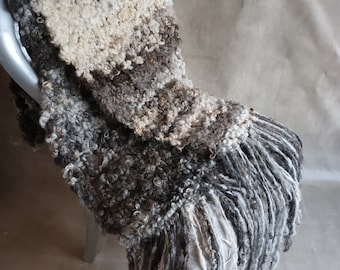 Bettläufer, handgesponnen und handgestrickt mit Naturtönen von Leicester Longwool-Vlies. 114 cm lang, 15 cm breit. Größe könig/super könig.