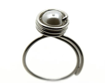 Aluminum decorated with a pearl bead adjustable ring, light weight, classical, white