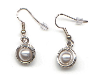 Aluminum decorated with a pearl bead earrings, light weight, classical, white