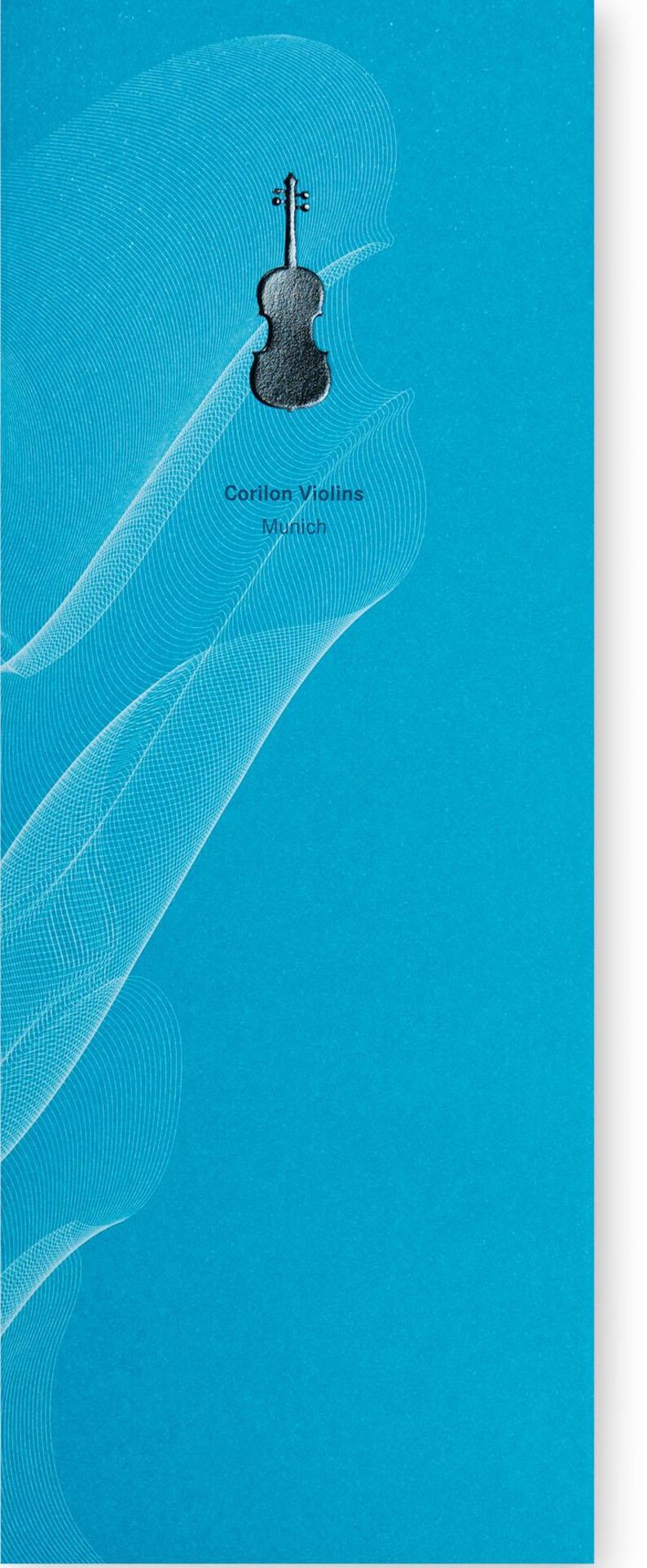 Puede incluir: Imagen vertical con un fondo turquesa y una silueta de viol&iacute;n gris oscuro. L&iacute;neas blancas onduladas crean un dise&ntilde;o. El texto "Corilon Violins Munich" est&aacute; presente.