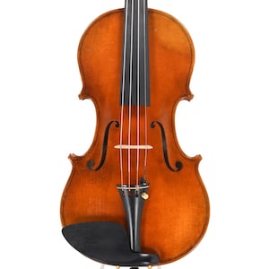 Puede incluir: Primer plano de un viol&iacute;n con un acabado marr&oacute;n c&aacute;lido. El instrumento presenta un diapas&oacute;n negro, cuerdas y mentonera. Se ven las efes y el rollo, sobre un fondo blanco.