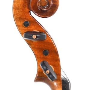 Puede incluir: Primer plano del clavijero y el voluta de un viol&iacute;n. La madera tiene un tono marr&oacute;n rojizo c&aacute;lido con un acabado brillante. El voluta es una espiral apretada y elegante. Se ven clavijas negras, junto con peque&ntilde;as incrustaciones circulares oscuras.