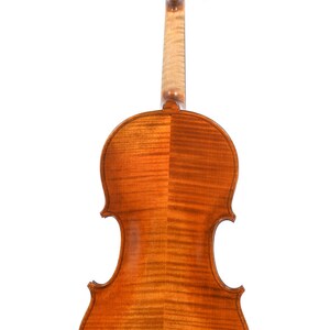 Puede incluir: Vista trasera de un viol&iacute;n, mostrando su construcci&oacute;n de madera. El viol&iacute;n tiene un acabado marr&oacute;n &aacute;mbar c&aacute;lido con vetas de madera visibles. El m&aacute;stil y el clavijero tambi&eacute;n son visibles, con clavijas de afinaci&oacute;n en la parte superior. El instrumento est&aacute; sobre un fondo blanco.