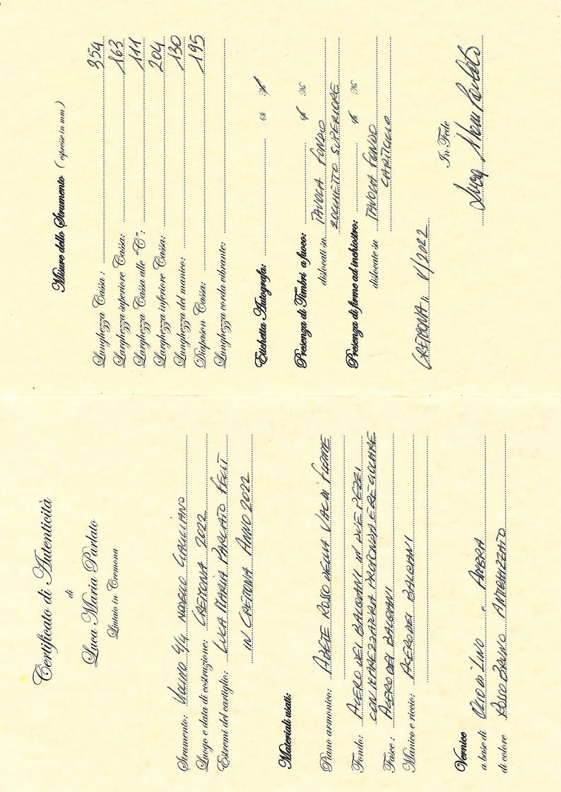 Puede incluir: Un documento manuscrito con medidas en mil&iacute;metros. Detalla las especificaciones de un instrumento musical, incluyendo dimensiones, materiales y la firma del fabricante. El documento est&aacute; fechado el 1/2022.