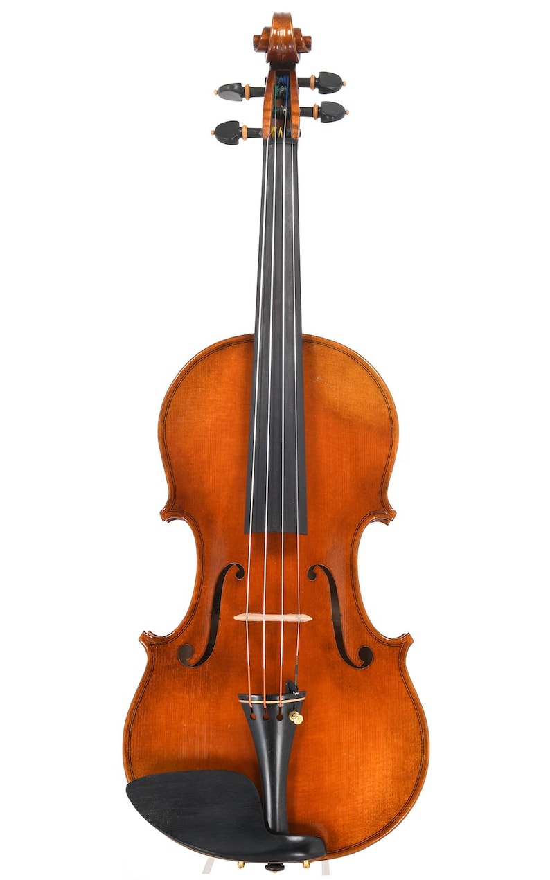 Puede incluir: Un conjunto de tres jarrones de cer&aacute;mica de diferentes alturas y formas. Los jarrones est&aacute;n esmaltados con un acabado blanco mate, ofreciendo una est&eacute;tica minimalista. El jarr&oacute;n m&aacute;s alto mide aproximadamente 25 cm.