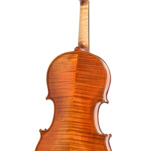 Puede incluir: Primer plano de la parte trasera de un viol&iacute;n, que muestra la veta de la madera en tonos &aacute;mbar c&aacute;lidos. La forma del instrumento es visible, con sus bordes curvos y el m&aacute;stil que se extiende hacia arriba. Tambi&eacute;n se ven las clavijas y el rollo del viol&iacute;n.