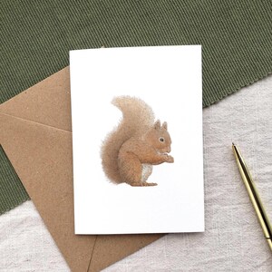 Tarjeta de cumpleaños de ardilla roja: regalo de jardinería para mamá, tarjeta en blanco con motivos de vida silvestre, arte de bosques británicos