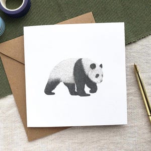 Vierkante wenskaart panda – miniprint reuzenpandabeer in het wild, natuurillustratie voor dierenliefhebbers, blanco kaart voor elke gelegenheid