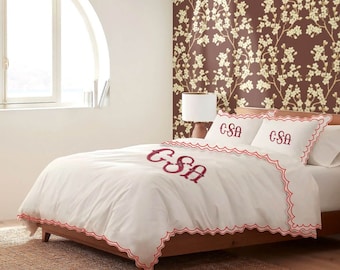 Juego de funda nórdica Monogram de 500 hilos, satén de algodón blanco, con puntada de hotel y borde bordado festoneado doble. Incluye 1 funda nórdica y 2 fundas de almohada.