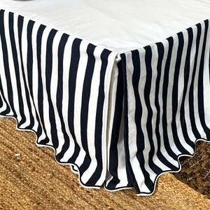 Randigt mönster, vågigt broderat sängkjol - 20 cm till 94 cm nedåtgående sängkjol i ett stycke, 3 sidor