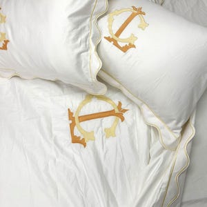 Scalloped and border Multicolor monogram duvet set