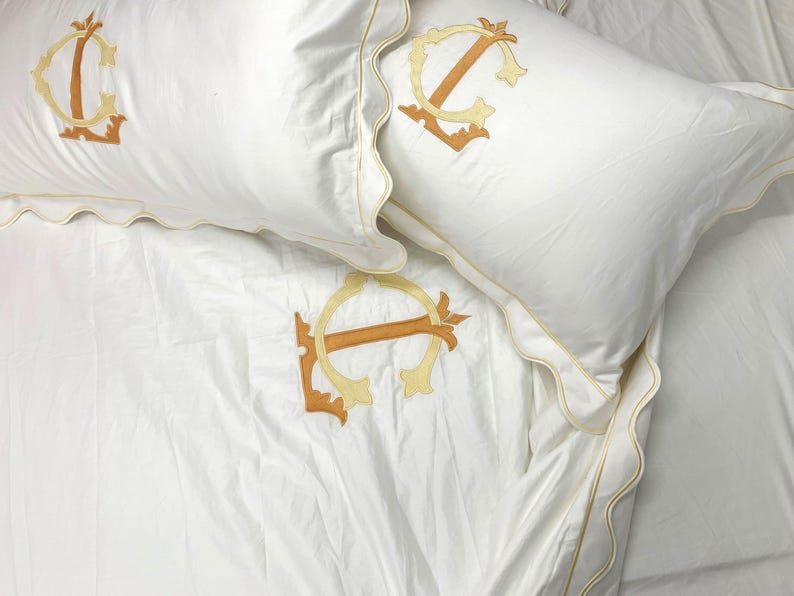 Scalloped and border Multicolor monogram duvet set