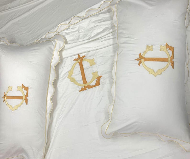 Scalloped and border Multicolor monogram duvet set