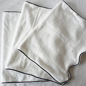 Scalloped embroidery line Cotton Bath Towels (Set of 1) 600 GSM