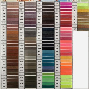 以下が含まれることがあります： 番号と糸の名前が書かれた刺繍糸のカラーチャート。チャートは10列に分かれており、各列には異なる色の糸が並んでいます。色は明るい色から暗い色まであり、赤、オレンジ、黄色、緑、青、紫、茶色、黒、白の色の濃淡が含まれています。