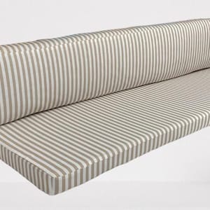 Könnte beinhalten: Ein gestreiftes Bankkissen mit Rücken- und Sitzkissen. Das Kissen ist aus einem beige-weiß gestreiften Stoff.