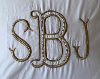 Monogramm 400 TC Weißer Baumwollsatin Hotel Stitch Bettwäsche-Set in doppelter Stickereibordüre 1 Bettbezug und 2 Kissenbezug