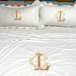 Scalloped and border Multicolor monogram duvet set