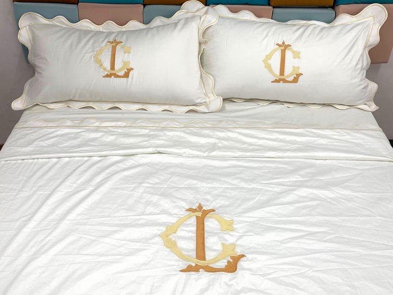 Scalloped and border Multicolor monogram duvet set