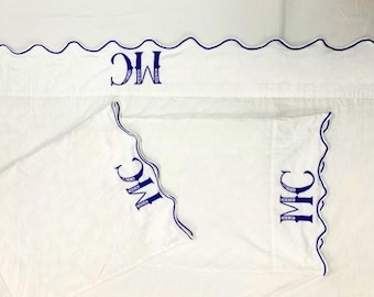 Pushp Linne 100% Percale 400 trådtäthet vågig passpoal vitt enfärgat 4-delat monogramlakanset [15" (38 cm) djupt dra-på-lakan]