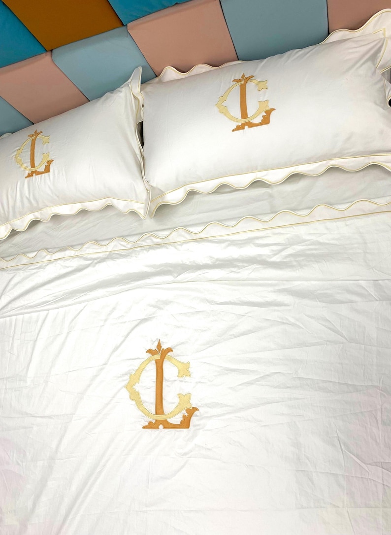 Scalloped and border Multicolor monogram duvet set