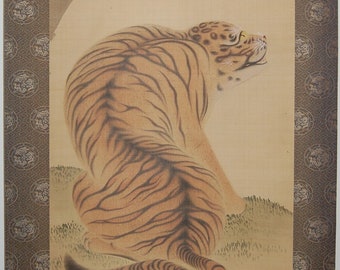 Pintura en pergamino colgante, tigre sentado cerca de una roca, por Mitsui Takayoshi, Japón