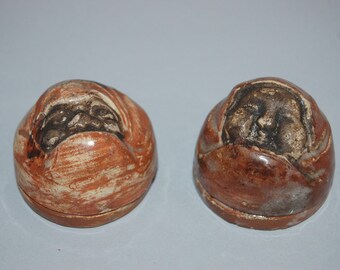 Dwa ceramiczne pudełka na kadzidełka kogo, Daruma i Onna Daruma, czerwone naczynia Raku, antyk, Japonia