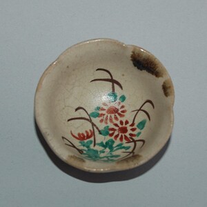 Sake cup in plum blossom shape, Chrysanthemum décor inside, vintage, Seto ware, Japan