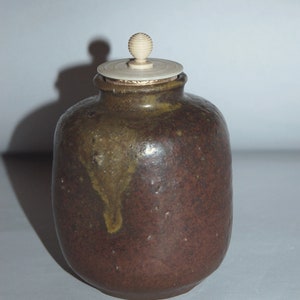 Antike Keramik Teedose, dunkelbraun glasiert, gelber Tropf, möglicherweise Seto Ware, Japan