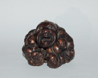 Behälter in Form eines sitzenden Mannes, Gesichtsmaske, Wurzelholz, Japan