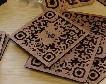 Posavasos de madera con código QR personalizado: cuadrado de 90 mm grabado con láser