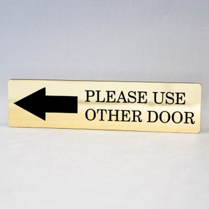 Use outra porta gravada com seta para casa, loja ou placa de plástico de escritório