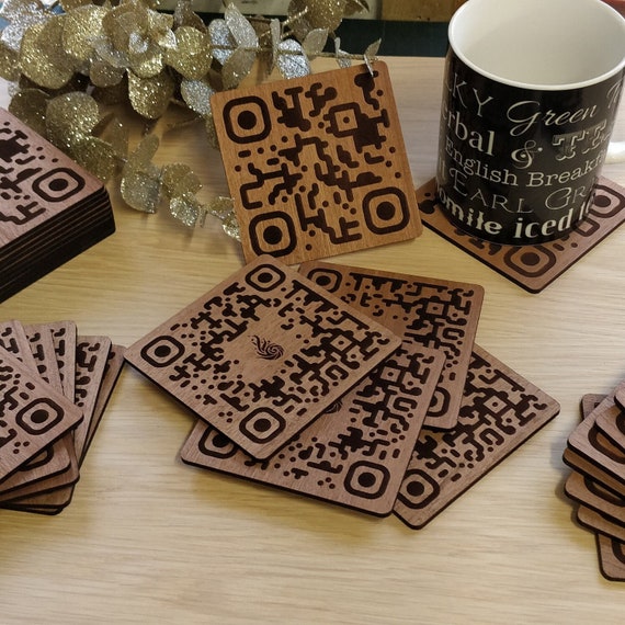 カスタムQRコード木製コースター：レーザー刻印入り、90mm四方 - Etsy 日本