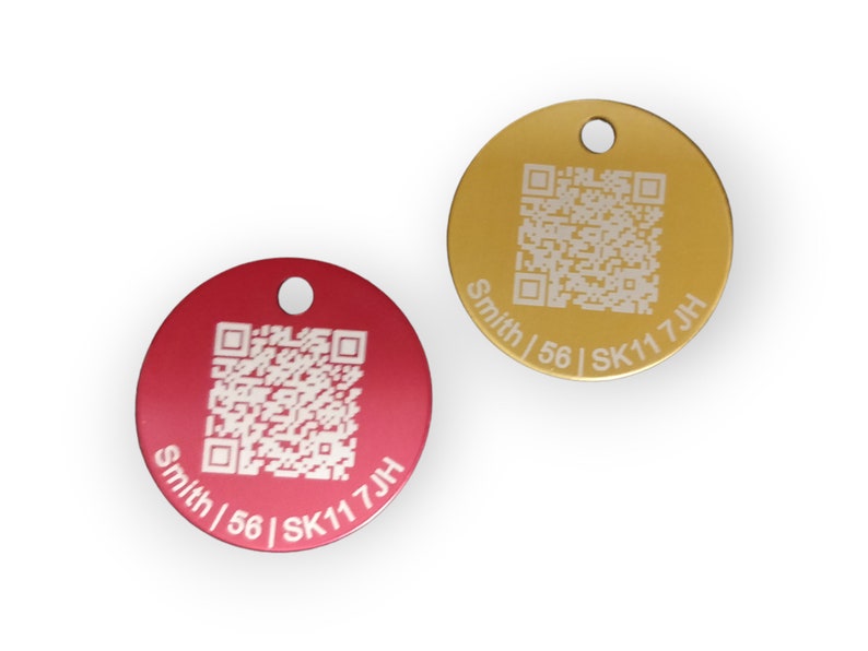 Pets tags made of anodised aluminium with a QR code