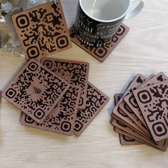 カスタムQRコード木製コースター：レーザー刻印入り、90mm四方 - Etsy 日本
