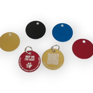 Pets tags made of anodised aluminium with a QR code