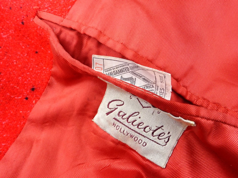 Excellent 1950s Vintage Galieote/'s Hollywood Black /& White Atomic Fleck Gold Metallic Button Vivid RED Wool Sports Coat