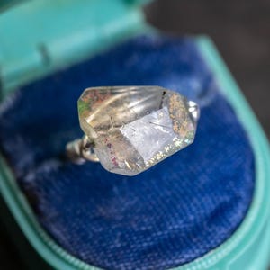 Anillo vintage de plata de ley con cristal de roca Aurora Boreal, talla 6.5, joyería etérea.