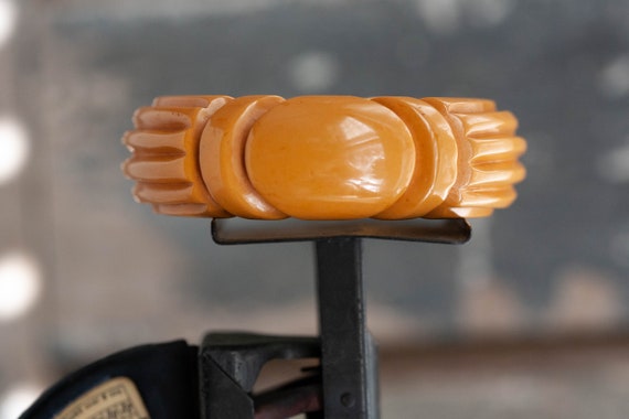 1930's CHUNKY Butterscotch Bakelite Bangle, Carve… - image 1
