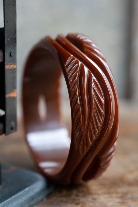 Carved Brown Bakelite Bangle, 1930's Chocolate Br… - image 5
