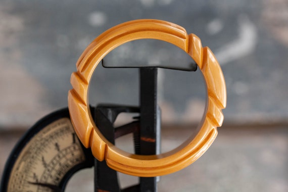1930's CHUNKY Butterscotch Bakelite Bangle, Carve… - image 4