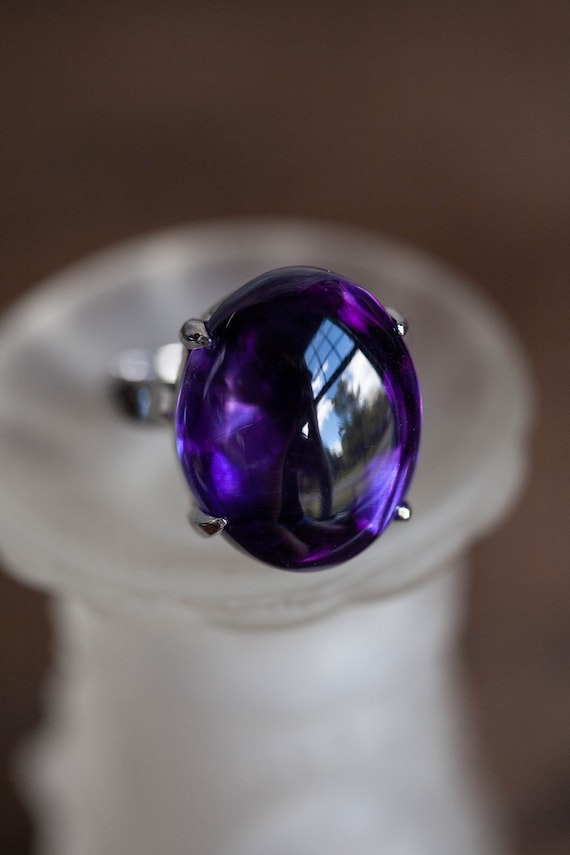 1970's HUGE 27ct Cabochon Amethyst Platinum Ring,… - image 1