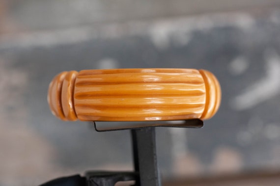 1930's CHUNKY Butterscotch Bakelite Bangle, Carve… - image 2