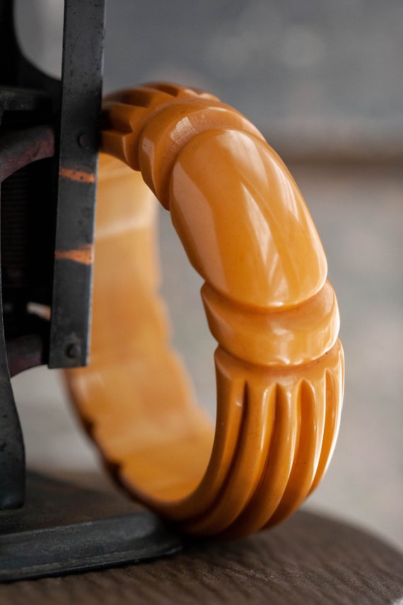 1930's CHUNKY Butterscotch Bakelite Bangle, Carve… - image 5