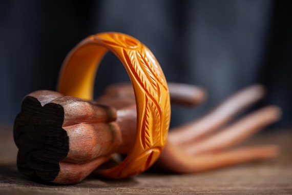 Butterscotch Carved Bakelite Bangle, 1930's Carved Rose Bakelite Bangle, Bakelite Bracelet, Carved Bakelite, Vintage Bakelite