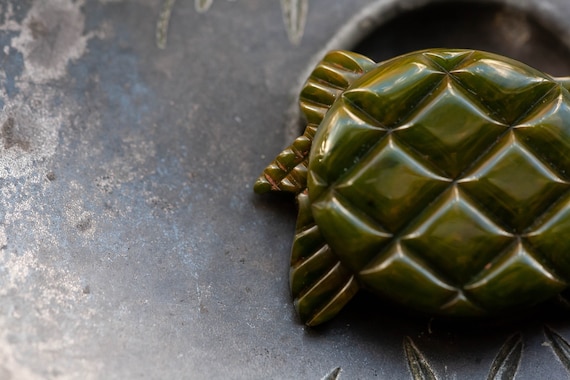 1930's Carved Creamed Spinach Green Bakelite Turt… - image 3