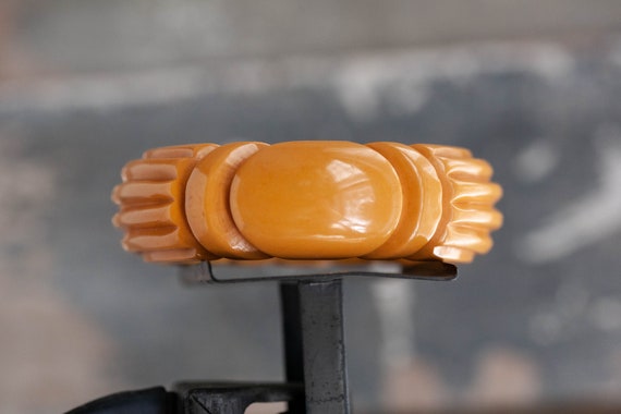 1930's CHUNKY Butterscotch Bakelite Bangle, Carve… - image 3