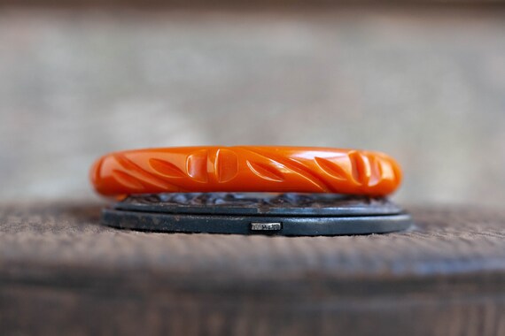 Antique Pumpkin Orange Carved Bakelite Bangle, 19… - image 3