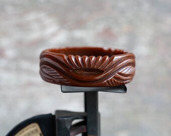 Carved Brown Bakelite Bangle, 1930's Chocolate Brown Bakelite Bangle, Chunky Bakelite Faceted Bangle, Vintage Brown Bakelite Leaves Jewelry